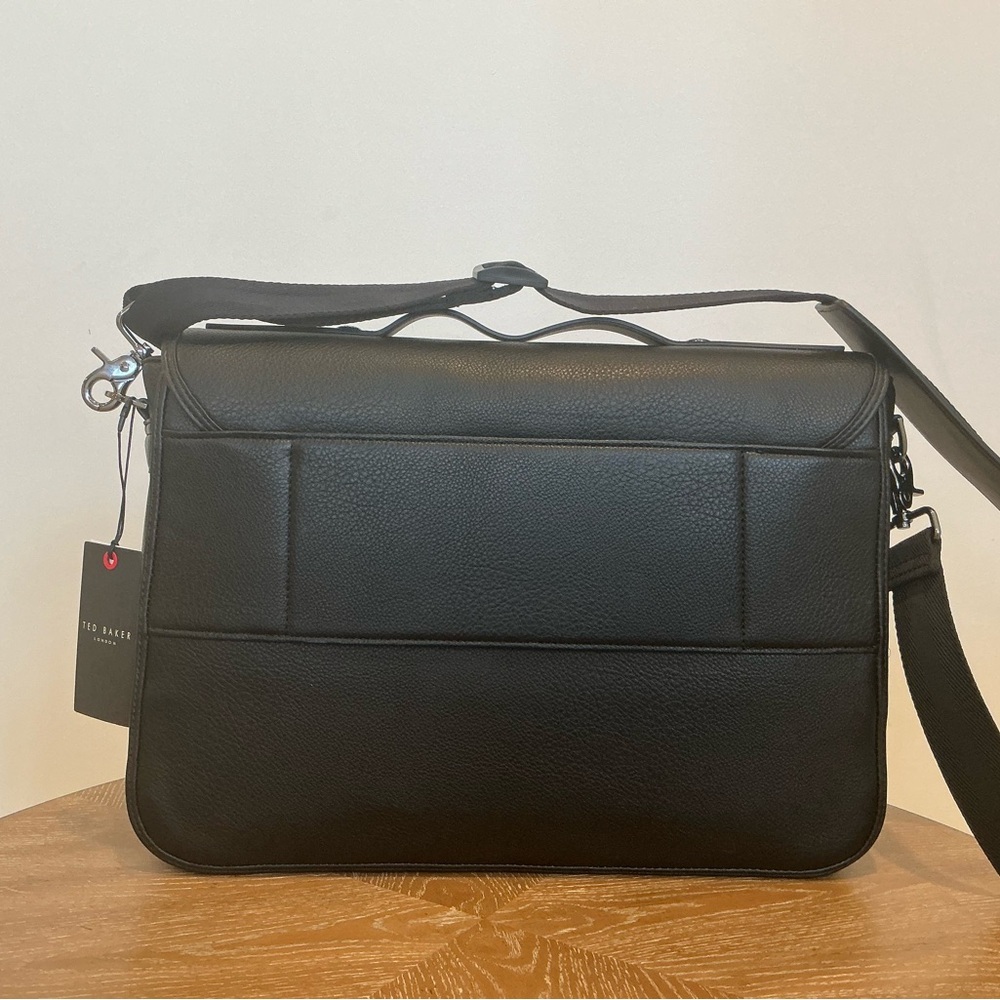 Ted Baker
Irvine Pebbled Magnetic Snap Messenger Bag - Picture 8 of 9